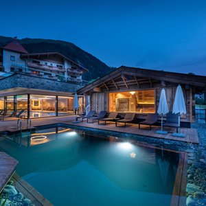Entspannung garantiert: Wellness auf 1500 m² mit Naturschwimmteich