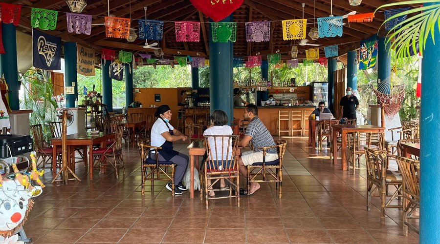 table area, for distance between diners //  zona de mesas, para distancia entre los comensales