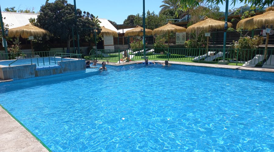2 piscinas de adulto y otra de niños ambas 100 mt2 de diversión 