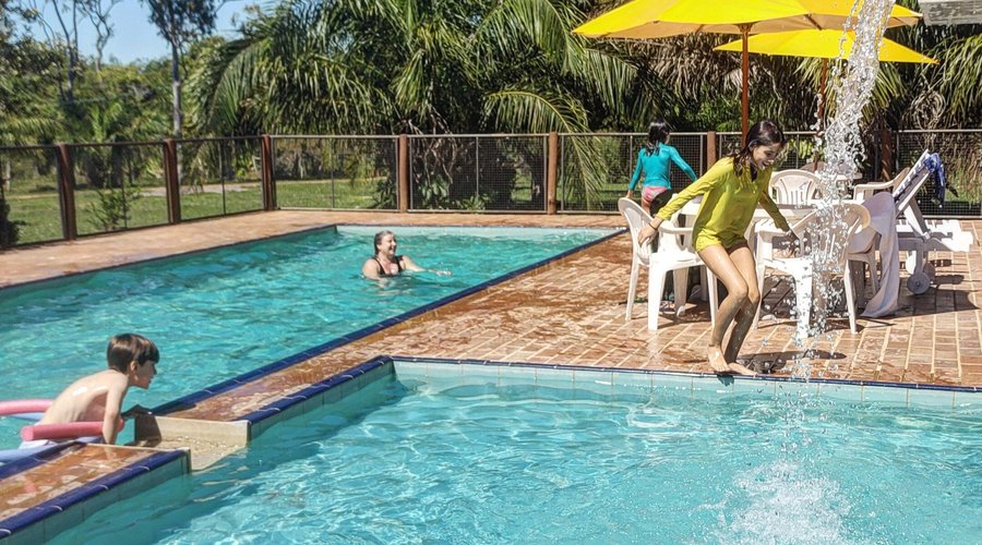 Piscina com cascata e hidromassagem