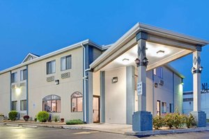 Travelodge by Wyndham St. Louis in Berkeley, image may contain: Hotel, Housing, House, Condo
