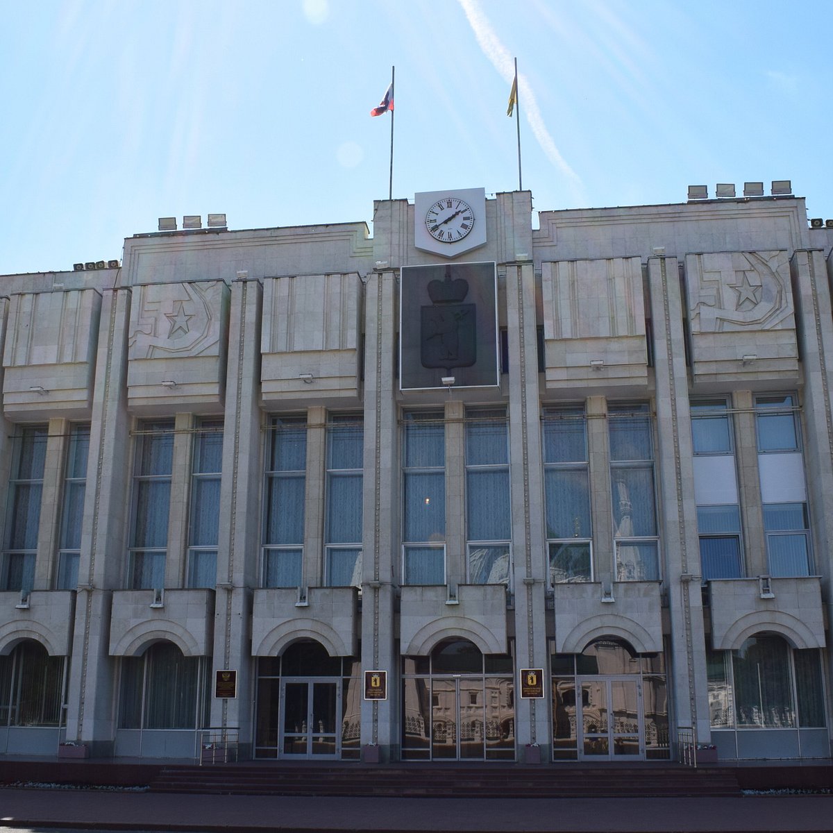 Region building. Здание правительства Ярославской области. Белый дом Ярославль правительство. Здание правительства области Ярославль. Правительство области Ярославль.