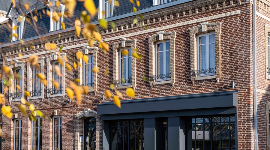 Avec l'espace bar lounge, prolongez l'expérience avec un cocktail ou notre sélection de Calvados.
