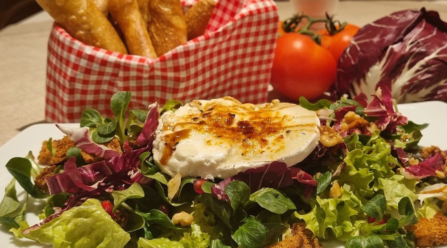 Karamellisierter Ziegenkäse an Radicchio und Feldsalat mit Dijon-Senf-Dressing, Walnüssen und Croutons