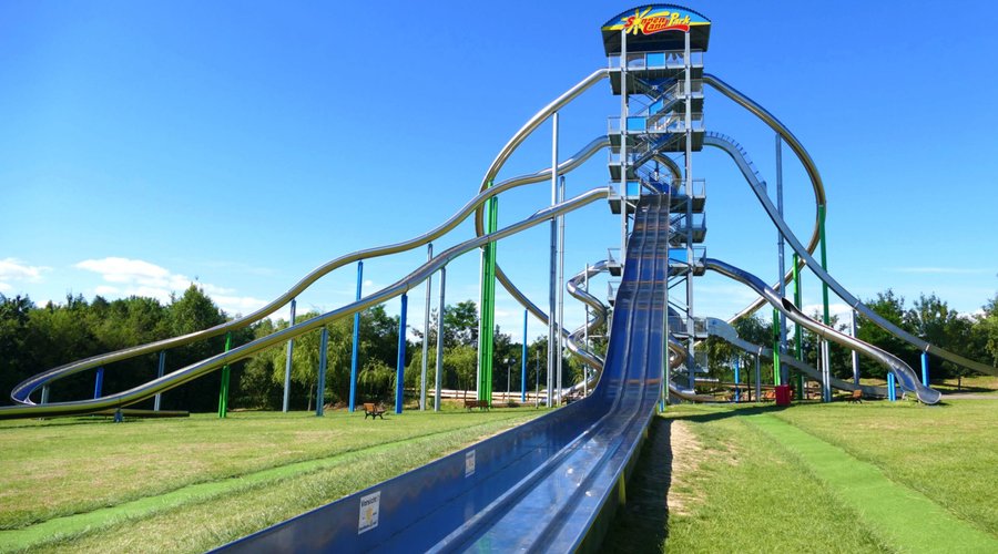 Das absolute Highlight bei Groß und Klein ist der 30 m hohe Rutschturm mit 11 verschiedenen Erlebnisrutschen. Damit steht im Sonnenlandpark der höchste Rutschturm Deutschlands.