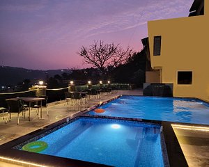 Sterling Panchgani in Panchgani, image may contain: Resort, Hotel, Pool, Villa