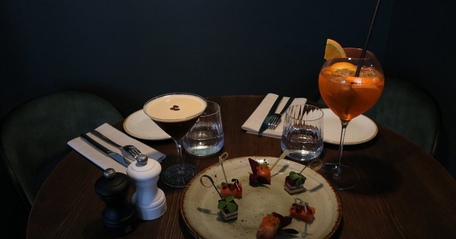 Cocktails et assiette de gourmandises 