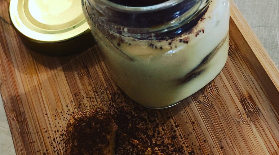 Tiramisù scomposto in bicchiere