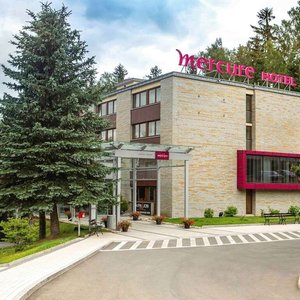 Mercure Karpacz Skalny in Karpacz, image may contain: Hotel, City, Neighborhood, Tree
