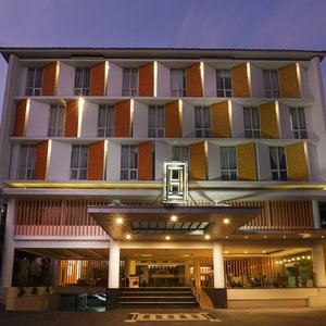 Tampak depan dari Horaios Malioboro Hotel Yogyakarta.