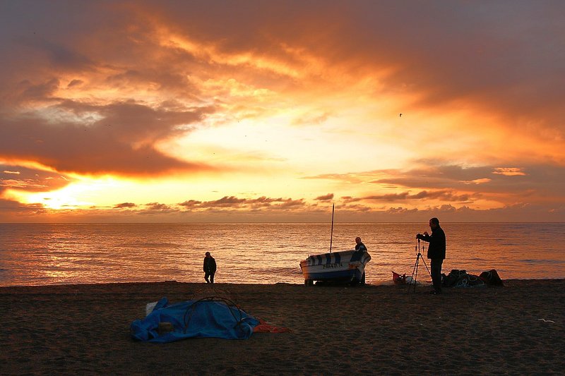 Junto con unos amigos (buenos fotógrafos) tuve la oportunidad de disfrutar de este amanecer en Torremolinos y, después un magnifico desayuno, café con tostada con aceite de oliva y churros.