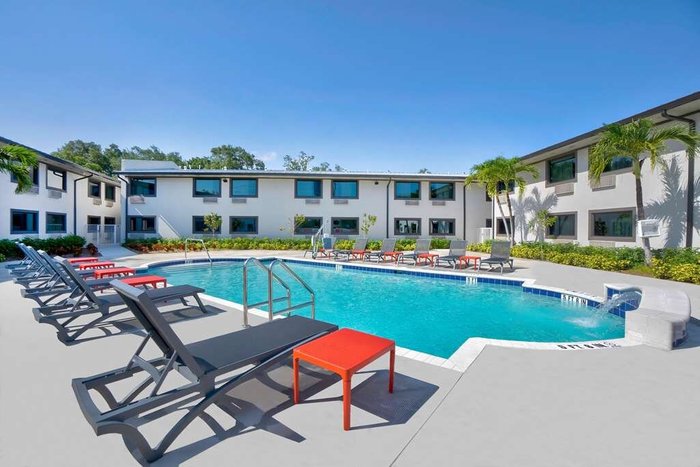 Motel 6 Fort Lauderdale Pool Pictures & Reviews - Tripadvisor