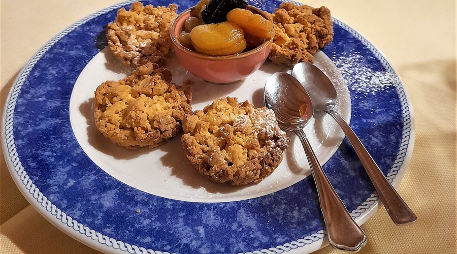 sbrisolona con frutta sotto grappa