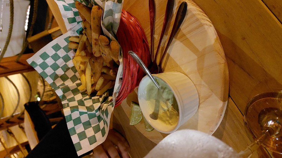 Um dos melhores lugares aqui da cidade. Ambiente muito agradável, a comida simplesmente perfeita. Os drinks e as cervejas artesanais são excepcionais!! Atendimento excelente. Sem dúvidas, um dos melhores lugares de Patos de Minas para sair com amigos, família ou namorado(a).