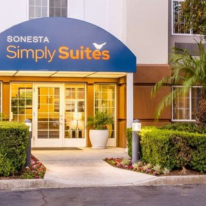 Exterior Hotel Entrance