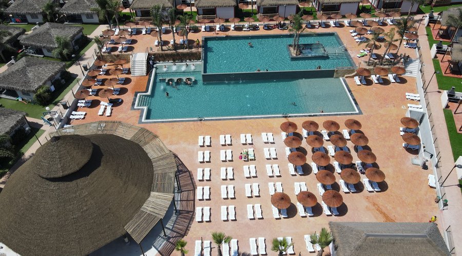 VILLAGE BALI. La zona más exclusiva y lujosa de nuestro complejo, rodeado de un paraje natural junto a una brillante playa mediterránea de arena fina y salvaje, que será capaz de trasladarte a un paraíso donde levantarse entre palmeras y descansar en suites de estilo balinés.