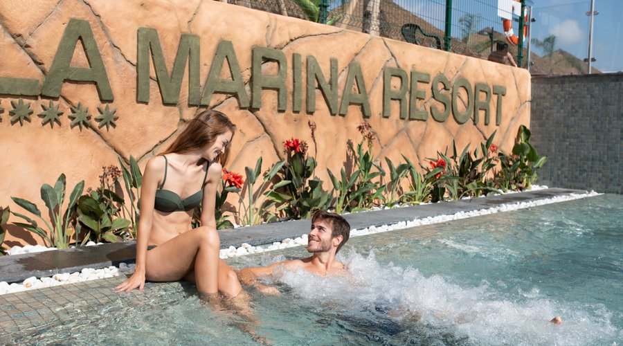 VILLAGE BALI. La zona más exclusiva y lujosa de nuestro complejo, rodeado de un paraje natural junto a una brillante playa mediterránea de arena fina y salvaje, que será capaz de trasladarte a un paraíso donde levantarse entre palmeras y descansar en suites de estilo balinés.