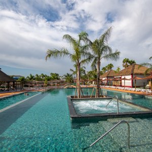 VILLAGE BALI. La zona más exclusiva y lujosa de nuestro complejo, rodeado de un paraje natural junto a una brillante playa mediterránea de arena fina y salvaje, que será capaz de trasladarte a un paraíso donde levantarse entre palmeras y descansar en suites de estilo balinés.