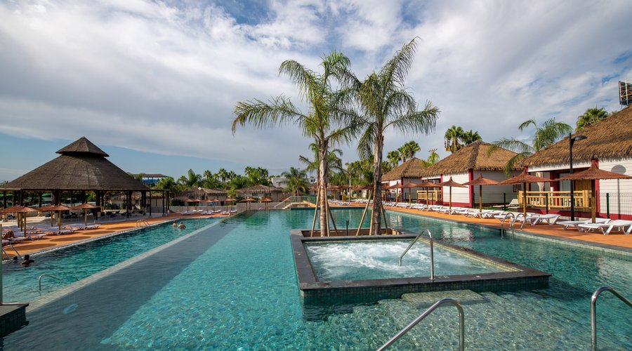 VILLAGE BALI. La zona más exclusiva y lujosa de nuestro complejo, rodeado de un paraje natural junto a una brillante playa mediterránea de arena fina y salvaje, que será capaz de trasladarte a un paraíso donde levantarse entre palmeras y descansar en suites de estilo balinés.