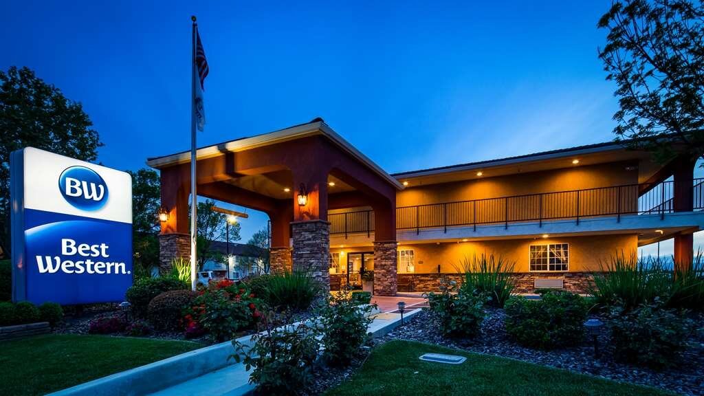 BEST WESTERN WILLOWS INN $104 ($̶1̶3̶0̶) - Updated 2024 Prices & Hotel ...