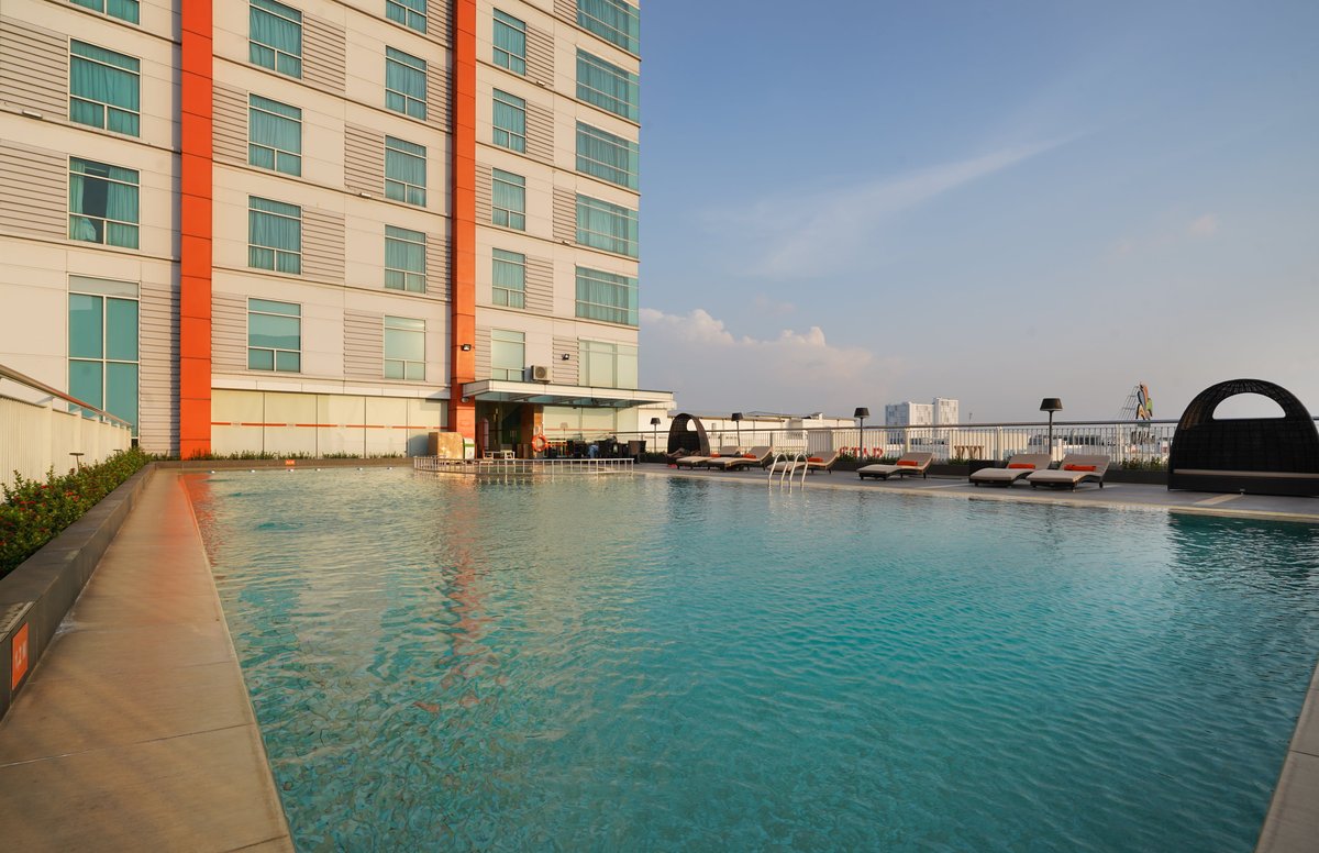 HARRIS Hotel & Conventions Bekasi Pool: Pictures & Reviews - Tripadvisor