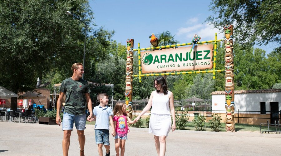 Nuestro camping en Aranjuez, situado junto al rio Tajo a su paso por la ciudad, cuenta con un total de 162 parcelas aptas para el camping-caravaning de entre 80 y 130 m2, 23 bungalows turísticos y 10 habitaciones distribuidos sobre 30.000 m2.