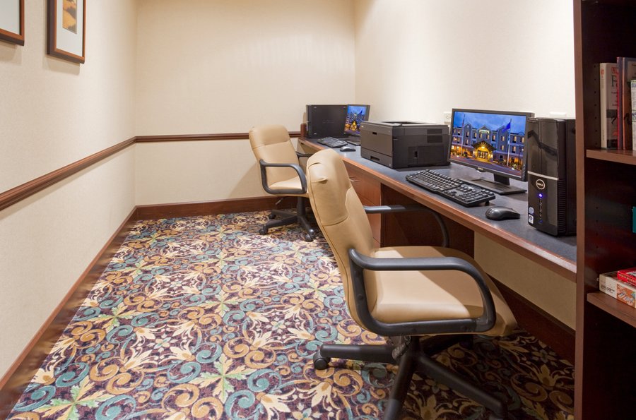 스테이브리지 스위트 웨스트 오코노모 (Staybridge Suites Milwaukee West-Oconomowoc, an IHG Hotel, 오코노왁) - 호텔 리뷰 & 가격 비교
