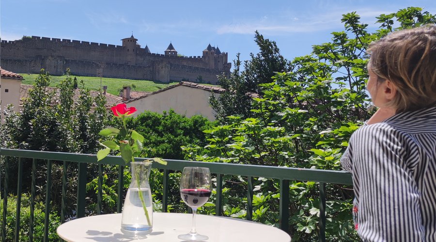 Vue époustouflante sur la Cité de Carcassonne de la terasse de la chambre Griotte. 