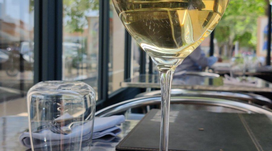 3 Vins au verre, soigneusement sélectionnés.
Inutile de chercher la variété, cherchez l'exception ! 