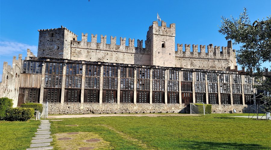 l'esterno della rocca con la limonaia