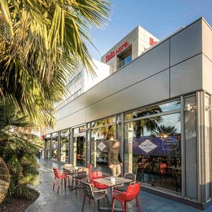Ibis Valencia Bonaire in Aldaia, image may contain: Restaurant, Person, Interior Design, Car Dealership