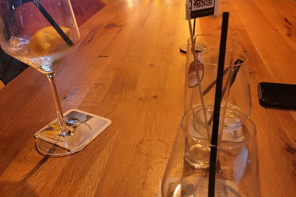 Leere Weißweingläser Auf Dem Tisch Im Restaurant Oder in Der Bar
