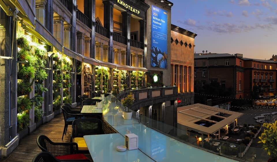 Караван ереван. Аптаун Ереван. Uptown Ереван ресторан. Food Park by Downtown Ереван. Ереван фото города.