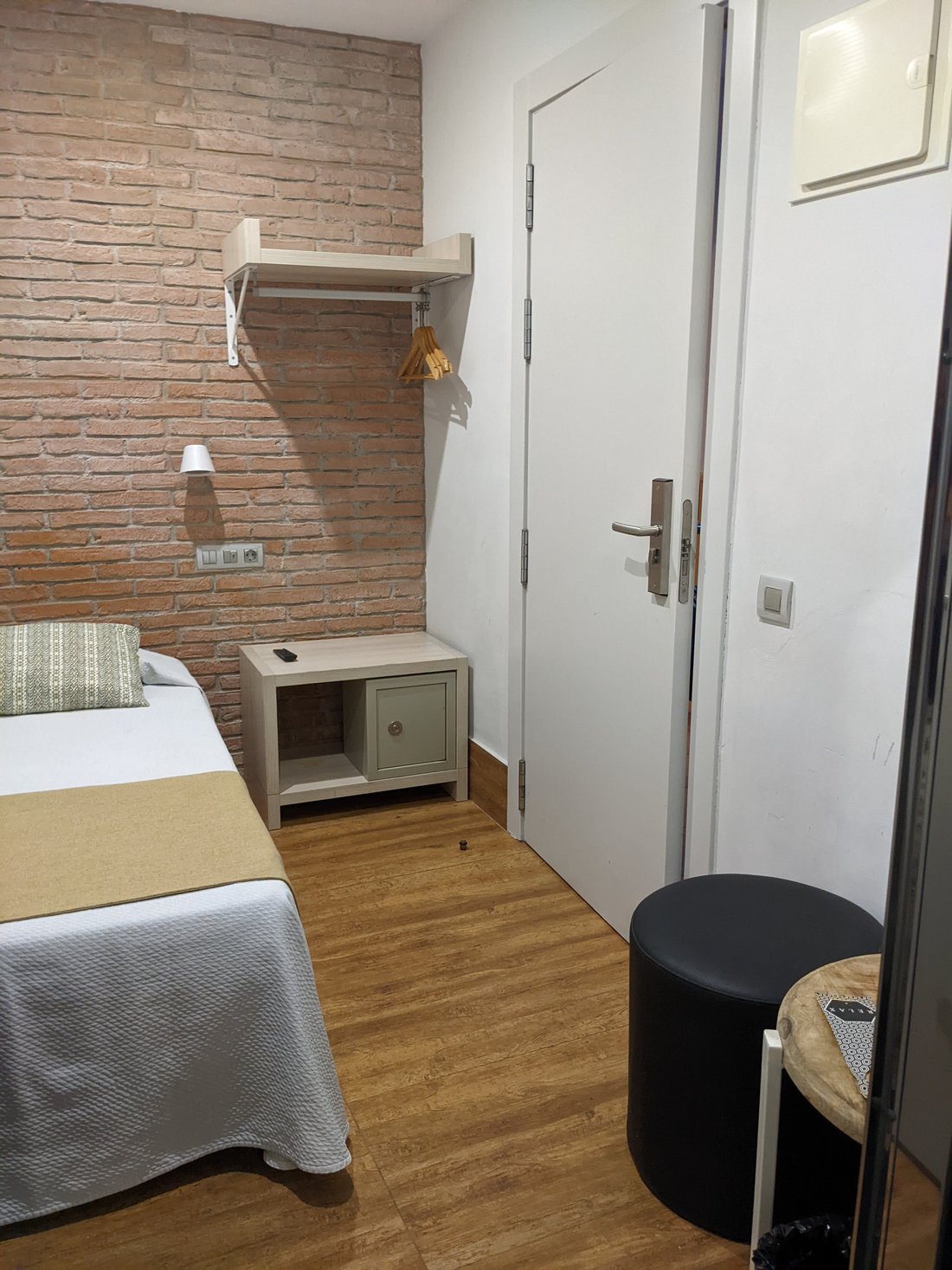 HOSTAL FERNANDO $167 ($̶2̶1̶9̶) - Updated 2024 Prices & Guest house Reviews  - Barcelona, Catalonia