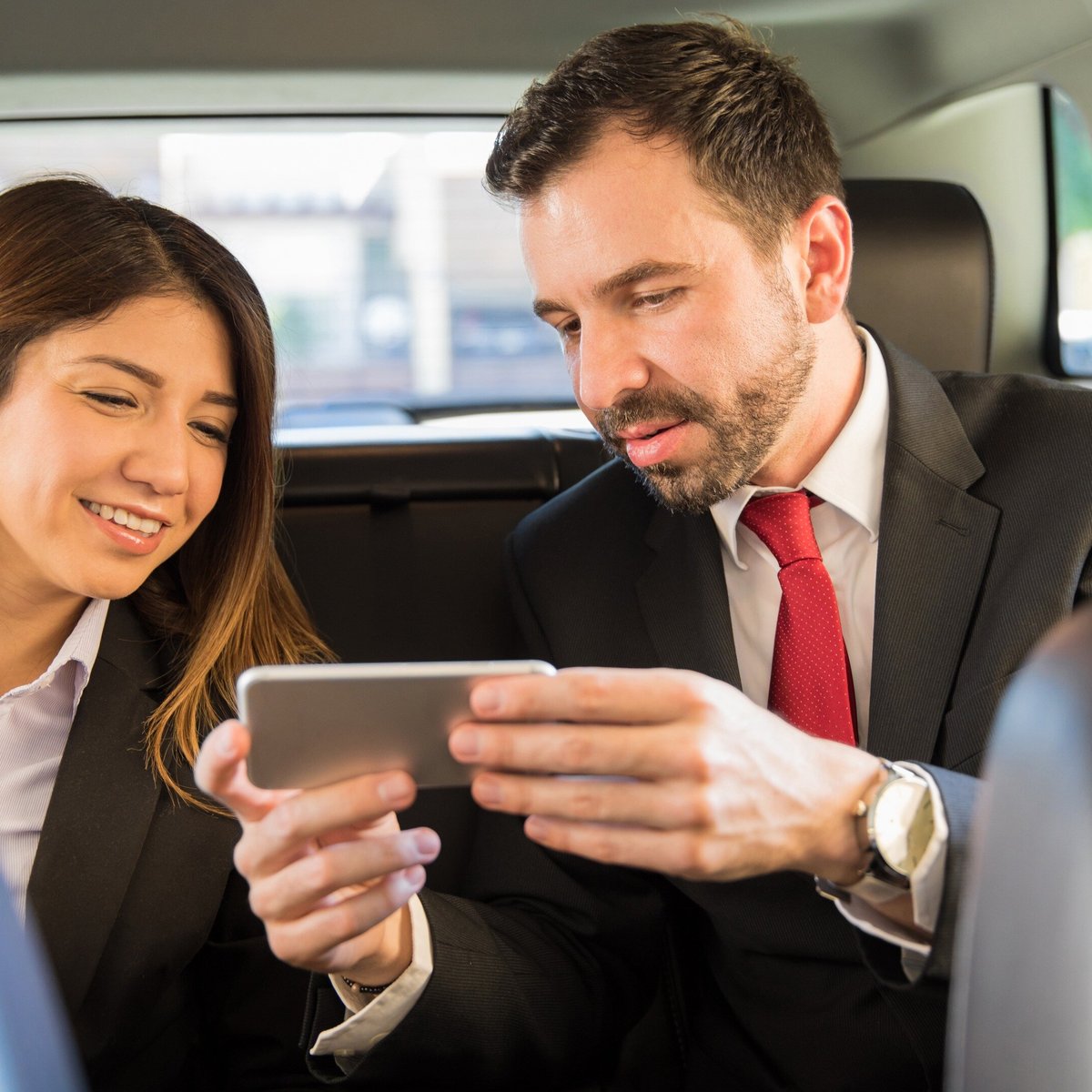 Сотрудник едет. Business trip with Boss. A Passenger in a car looks at the Phone. How do i start a Rideshare Business?.