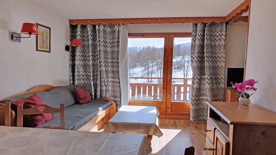 Vue sur le balcon et la piste depuis la salle à manger 