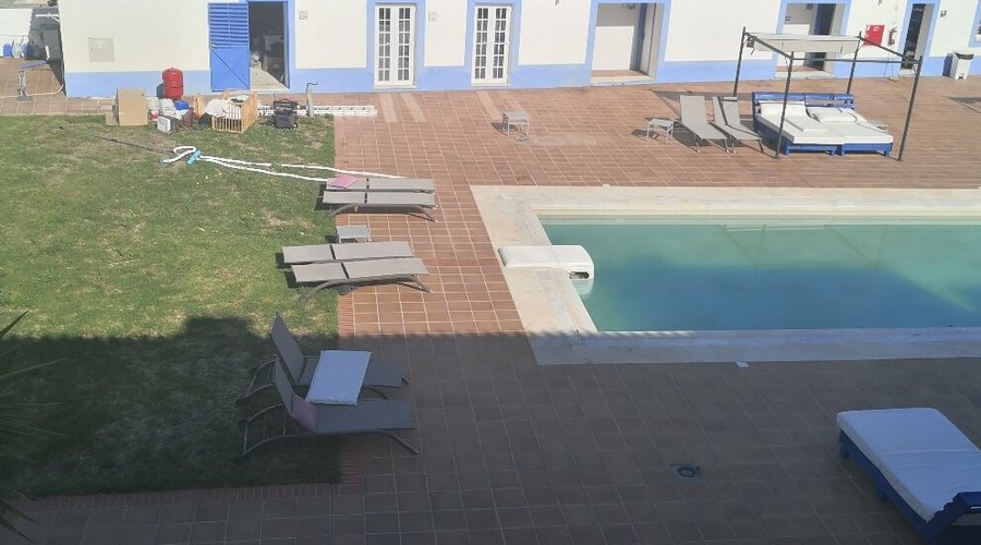 Um hotel de 4 estrelas injustificadas. 65€ / noite por um quarto duplo com bolores e humidades, equipamento danificado, um péssimo colchão, toalhas manchadas, canos barulhentos, um quadro eléctrico barulhento dentro do quarto e um pequeno almoço ao nível de hotel de 2 estrelas. Vantagens: check in tardio, estacionamento. Simpatia do único colaborador visível no hotel. É uma desilusão e uma pena, sendo o lugar bonito e o edifício encantador.