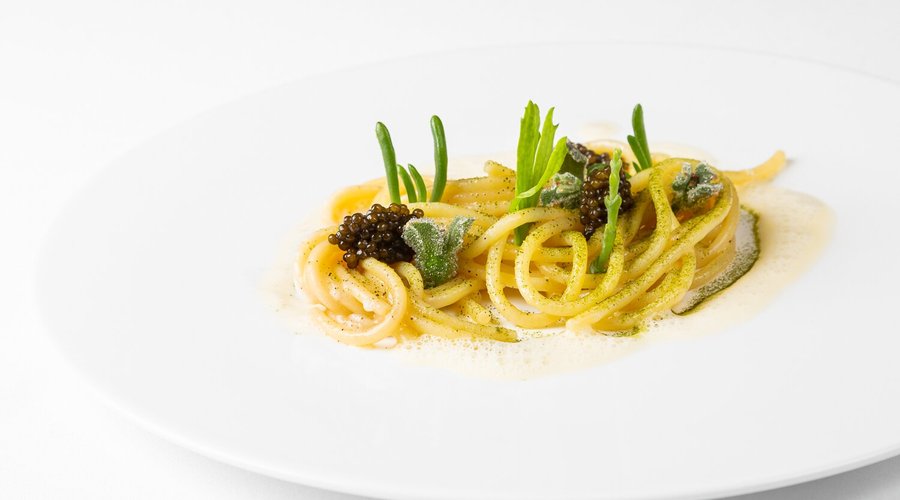 Spaghetto di Gragnano, burro affumicato, caviale Oscietra, germogli di mare,Champagne
©LucreziaRoda