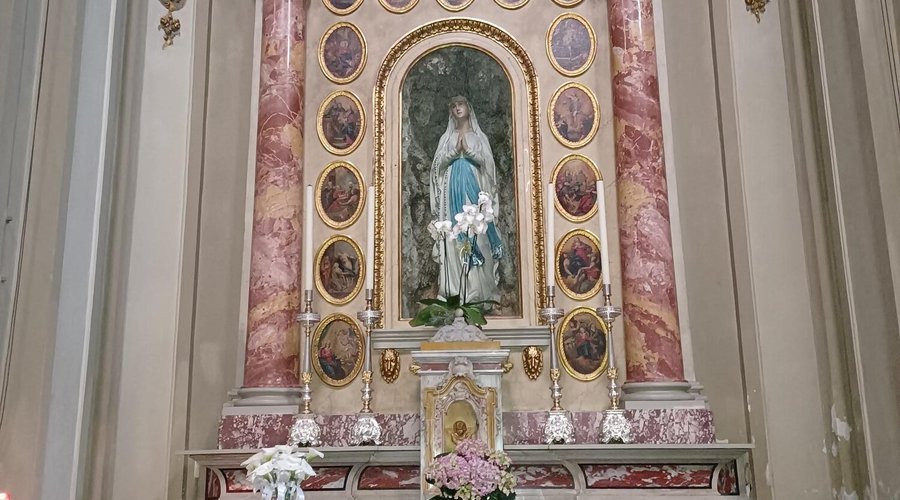 ...altare laterale della Chiesa!!..