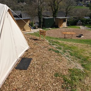 Glamping in wonderful setting with excellent facilities. Spacious belltents with comfortable air beds. Magic evenings under the stars with nice hot shower in the morning before breakfast cooked in the cabin. This is the life!
