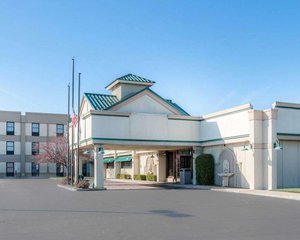 Quality Inn & Suites in Monroe, image may contain: Hotel, Building, Architecture, City