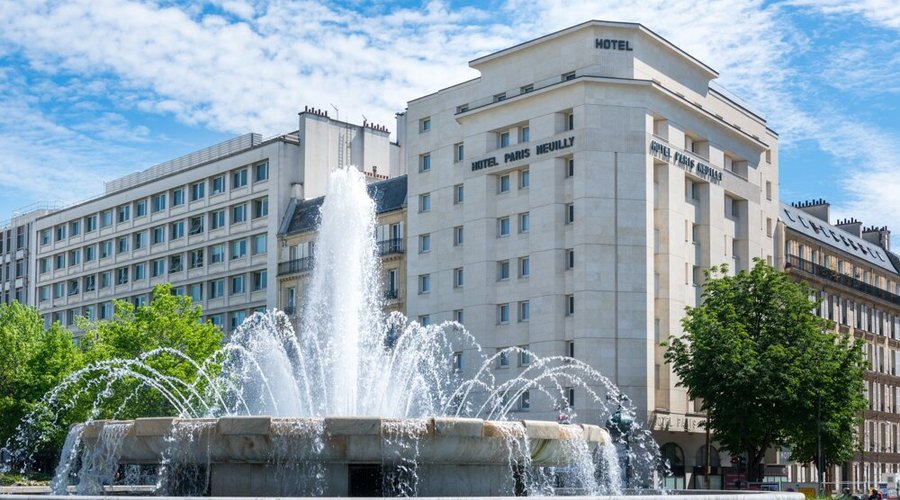 Façade l'hôtel de jour