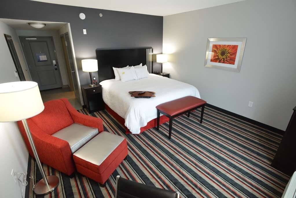 Hampton Inn & Suites Albany At Albany Mall - hotel rooms