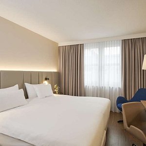 NH Frankfurt Airport Room standard curtains open king size bed chairs tv
