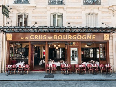 Facade of Le Aus Crus de Bourgogne bistro in Paris