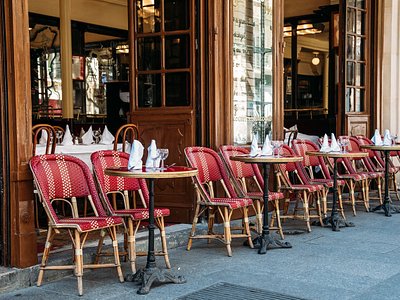 Row of chairs and tables outside Le Aus Crus de Bourgogne bistro in Paris