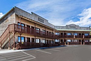 Quality Inn Bryce Canyon in Panguitch, image may contain: Hotel, City, Urban, Condo
