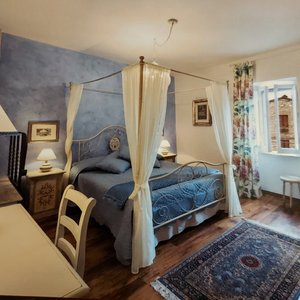 Tipica casa in pietra su più  livelli incastonata nella roccaforte  medievale di Monte Castello di Vibio a 430 mt di altitudine.  Luogo ideale per trascorrere momenti di vero relax  avvolti da una atmosfera  romantica