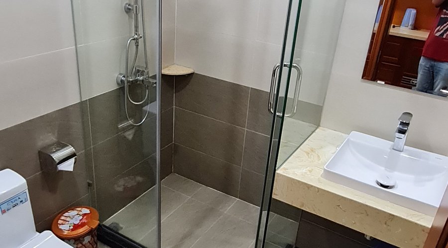 Nice clean bathroom. Lots of very hot water. They supply soap, tooth brushes etc. Everything you need.