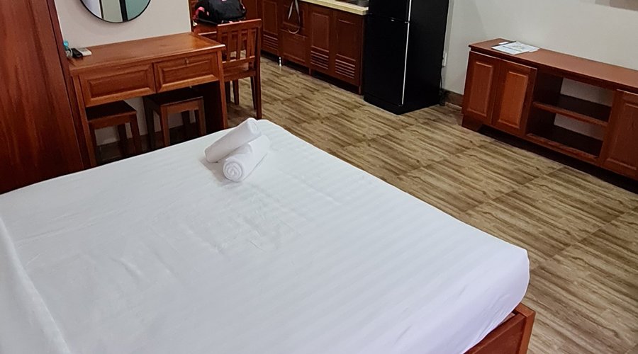 Nice sized room, not too small. Tv and plenty of places to put your clothes. Bed was comfortable, curtains kept most of the morning sun out. Quiet, very clean. Lots of power point to charge appliances.